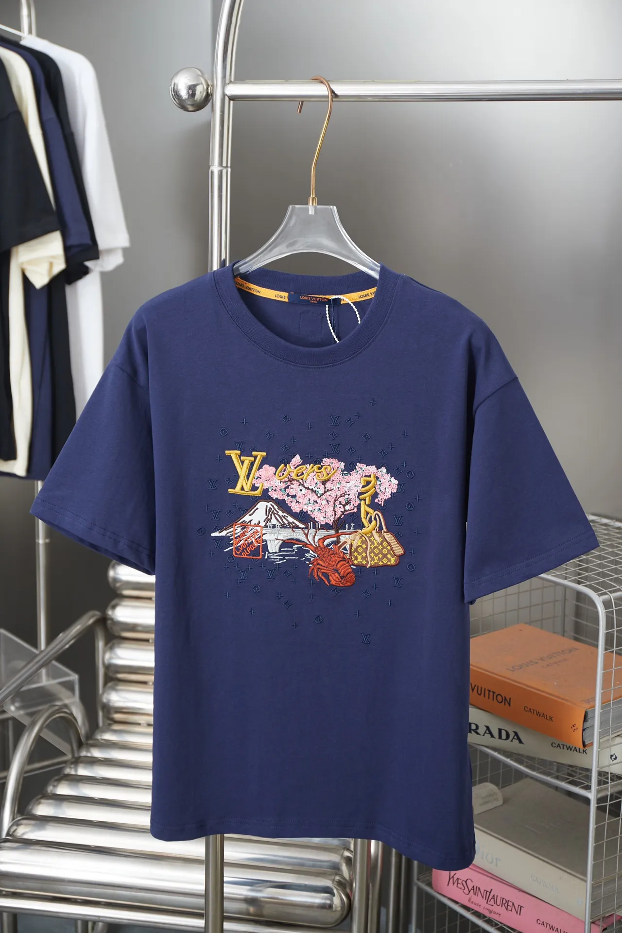 🅿️190 Louis LV 25ss early spring new short-sleeved LV letter landscape embroidered short-sleeved light luxury essential item for daily commuting for men and women Correct version Welcome to compare Detailed features · Imported Tajima machine embroidery three-dimensional embroidered LV letters ➕ Scenic area pattern · Customized new collar label on the back panel · Original main mark washed tag brand moisture-proof paper packaging Color: blue Size: S/M/L/XL